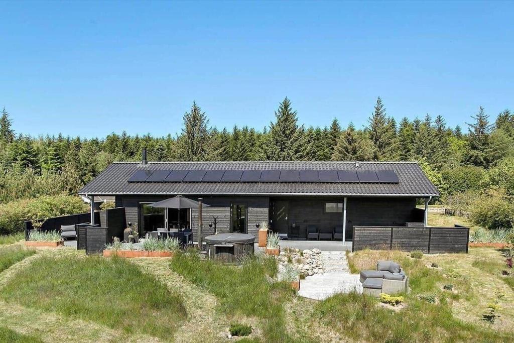 ein Haus mit Sonnenkollektoren an der Seite in der Unterkunft JB164 Fjerritslev - Poppelvej 16 in Fjerritslev