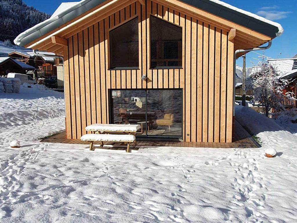 une petite cabine avec banc dans la neige dans l'établissement Chalet Neuf à Morzine : 4 pers, 75m², Terrasse, Proche Centre, Wifi, Parking - FR-1-524-113, à Morzine