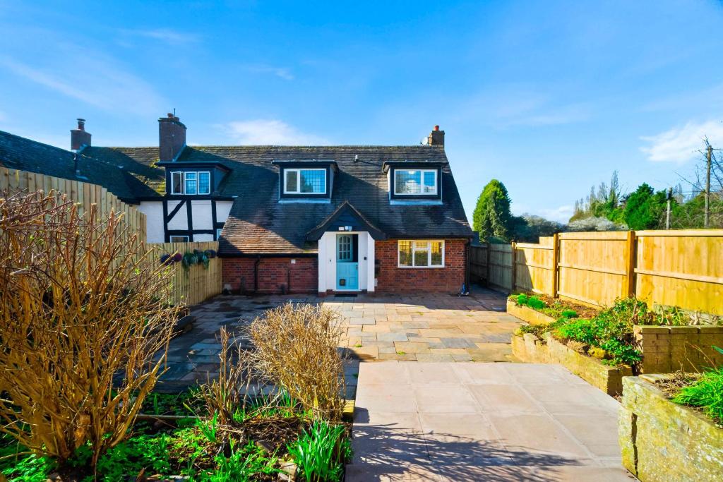 Κήπος έξω από το Charming Harvington Cottage - Hot Tub, Pet Friendly, Sleeps 11