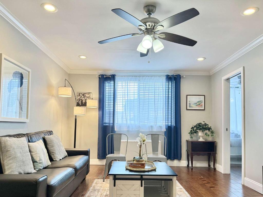 ein Wohnzimmer mit einer Couch und einem Deckenventilator in der Unterkunft Atlanta Downtown Onsite Parking King! 3BR LM 06 Units in Atlanta