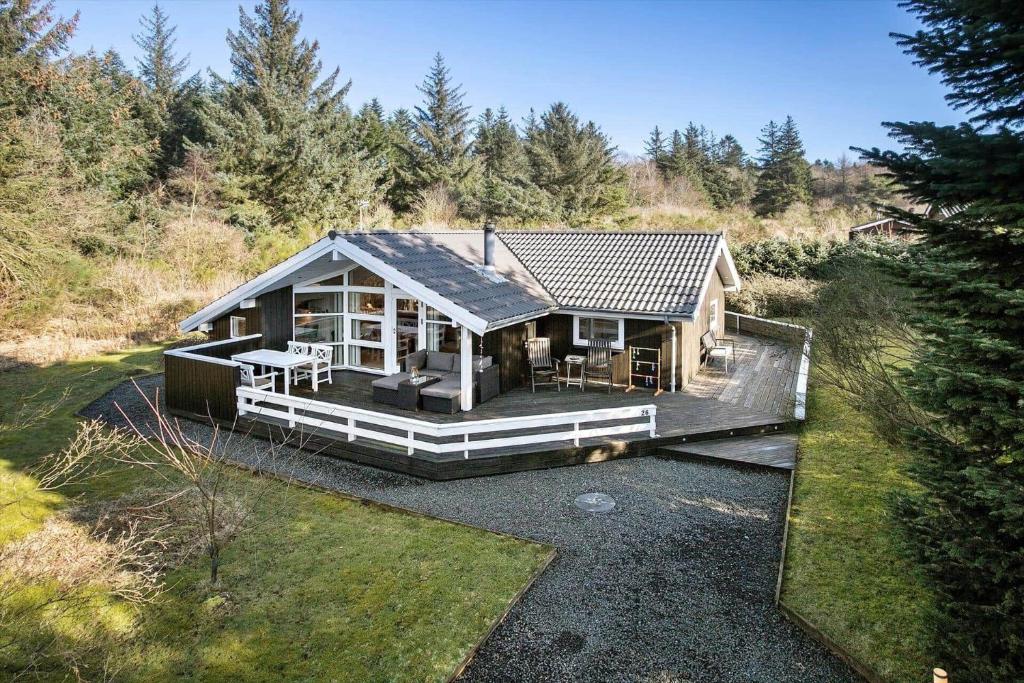 eine Draufsicht auf ein Haus im Wald in der Unterkunft JB185 Fjerritslev - Poppelvej 26 in Fjerritslev