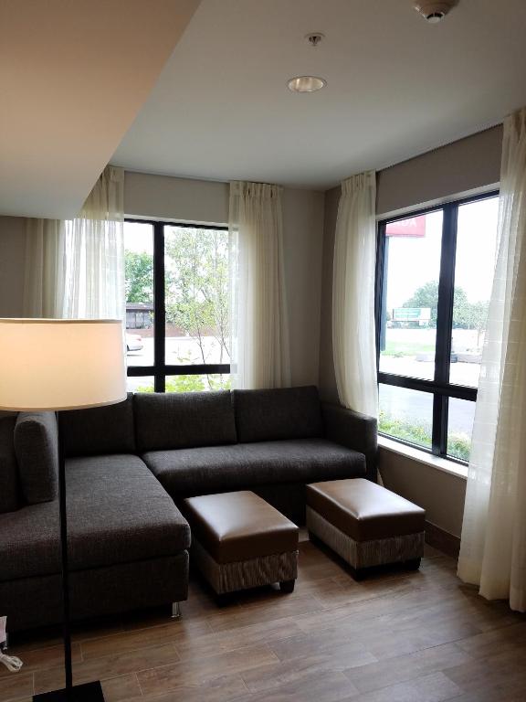 Ramada by Wyndham Minneapolis Golden Valley photo