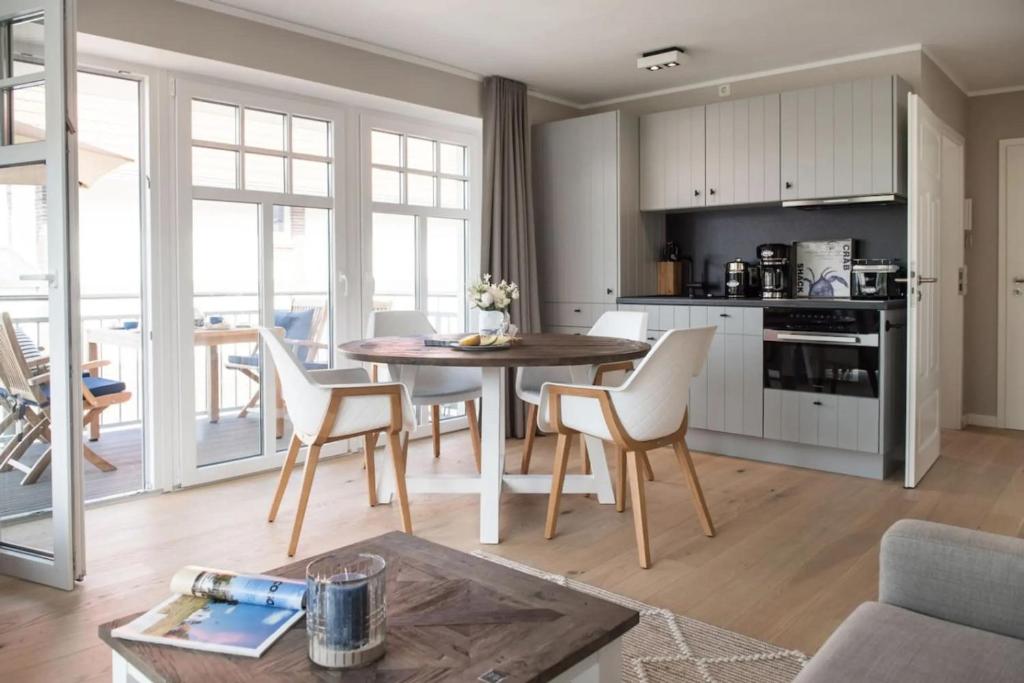 Kuchyň nebo kuchyňský kout v ubytování Lindenhof Landhaus 1 Meertied - Ferienwohnung im Lindenhof