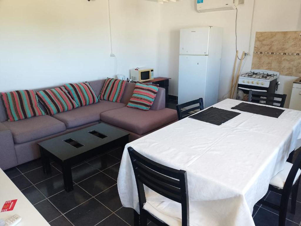 コモドーロ・リバダビアにあるEl Rincón de km8のソファとテーブルのあるリビングルーム