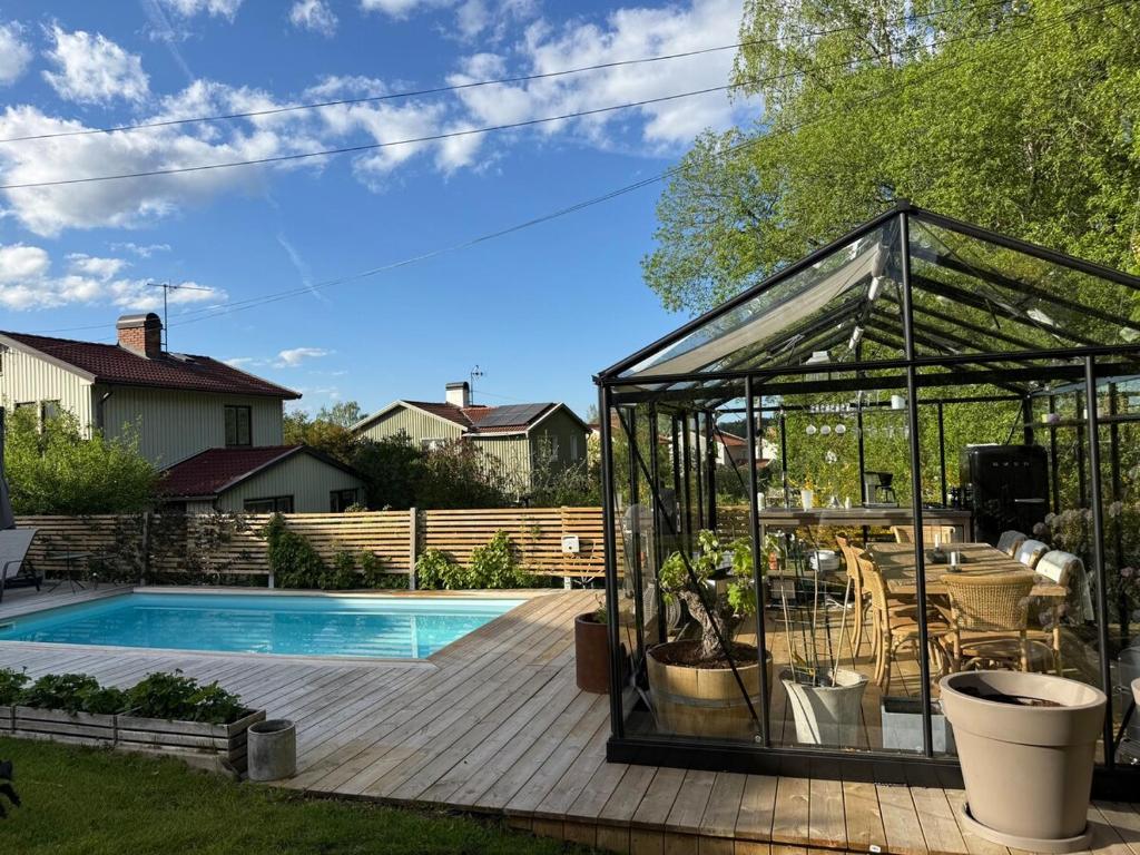 invernadero de cristal junto a la piscina en Fantastic villa with pool near Stockholm, en Estocolmo