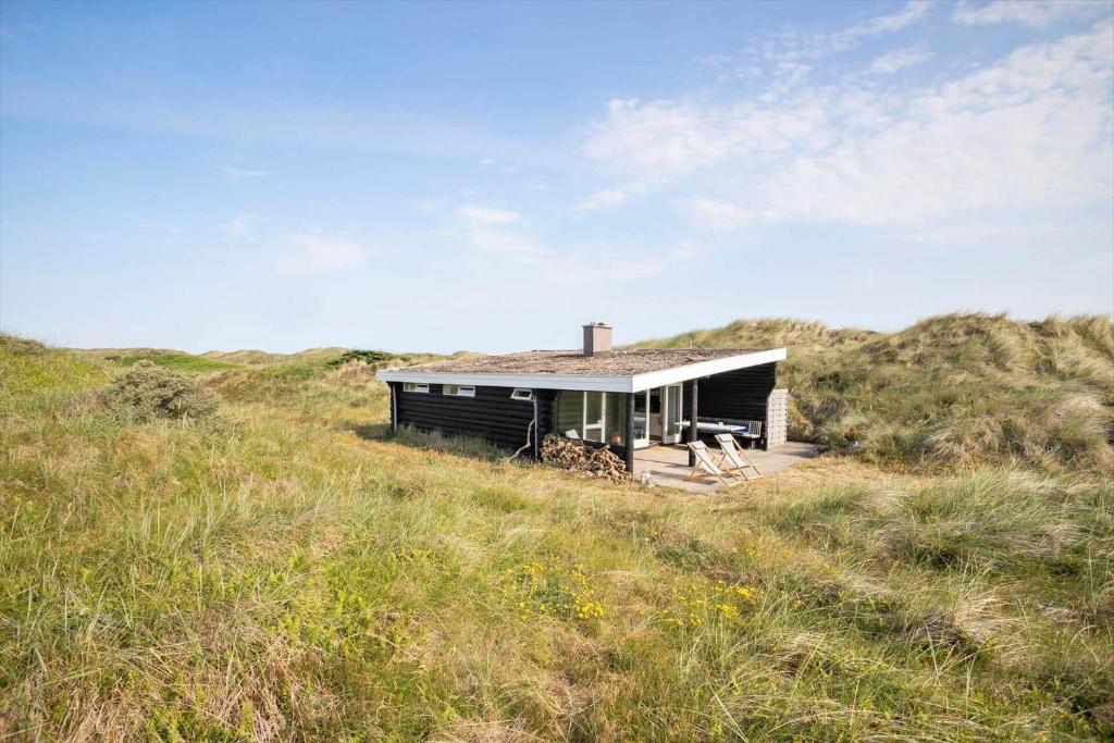 a small house in the middle of a field at JB119-Brovst-Ejstrup-Strandvej-18 in Brovst