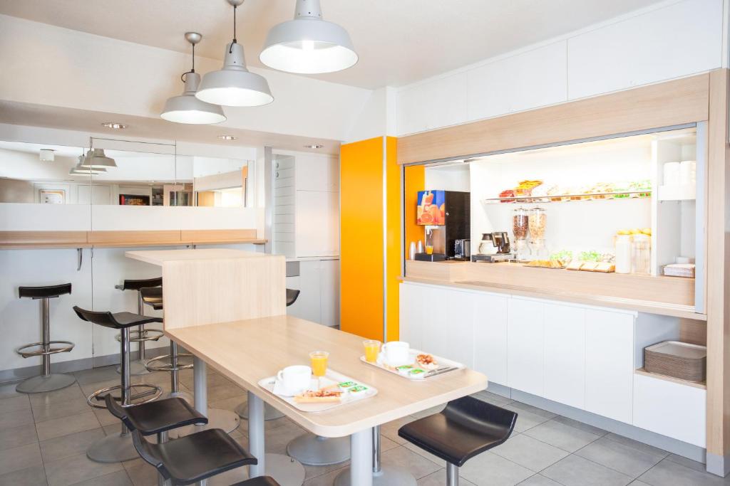 Kuchyň nebo kuchyňský kout v ubytování FYL GOOD ex hotelF1 Cherbourg