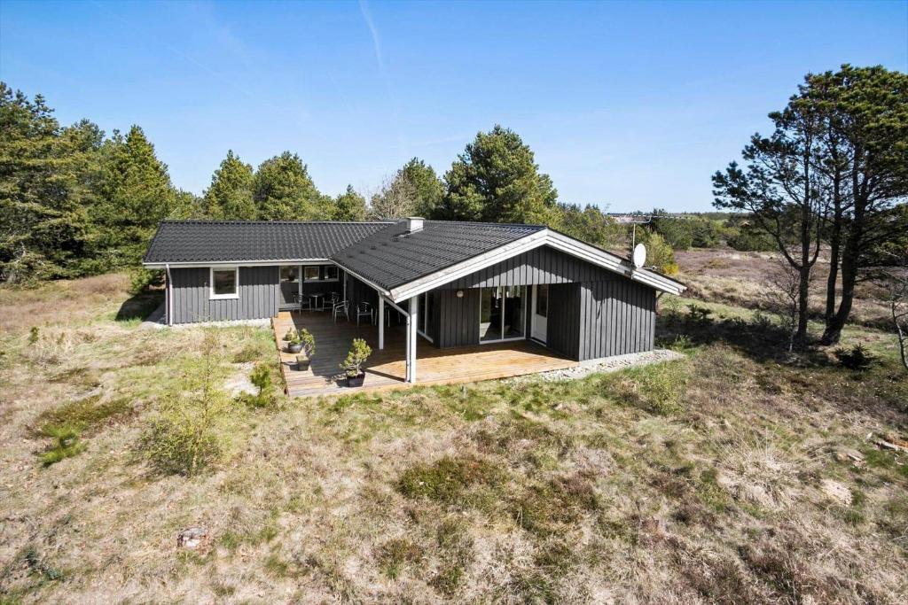 a small house on top of a field at JB102-Fjerritslev-Blabaerstien-7 in Fjerritslev