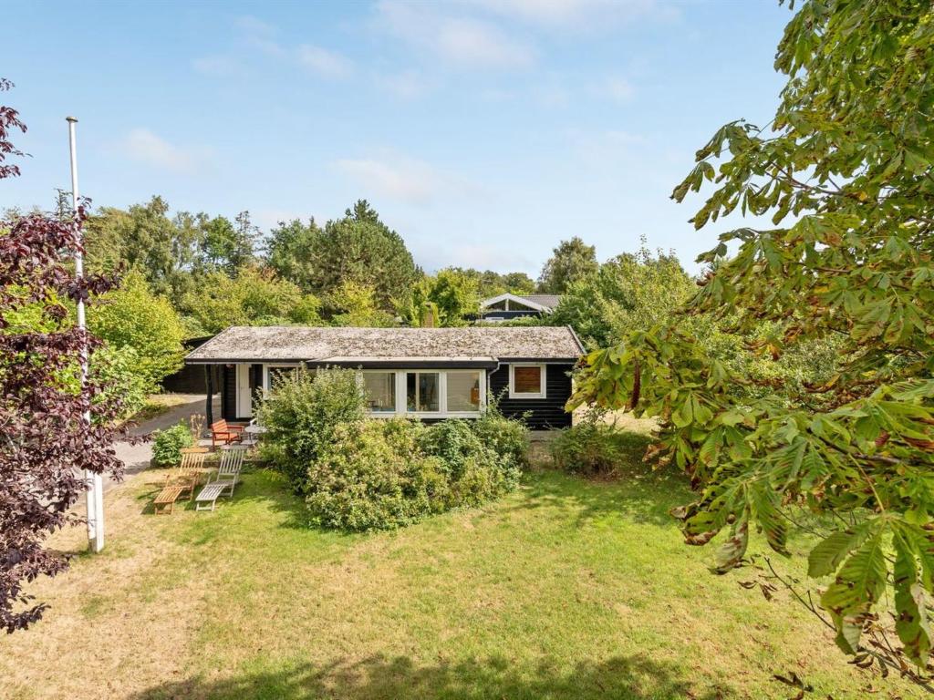 une image d'une maison avec une cour dans l'établissement Holiday Home Meeno - 200m from the sea by Interhome, à Gørlev