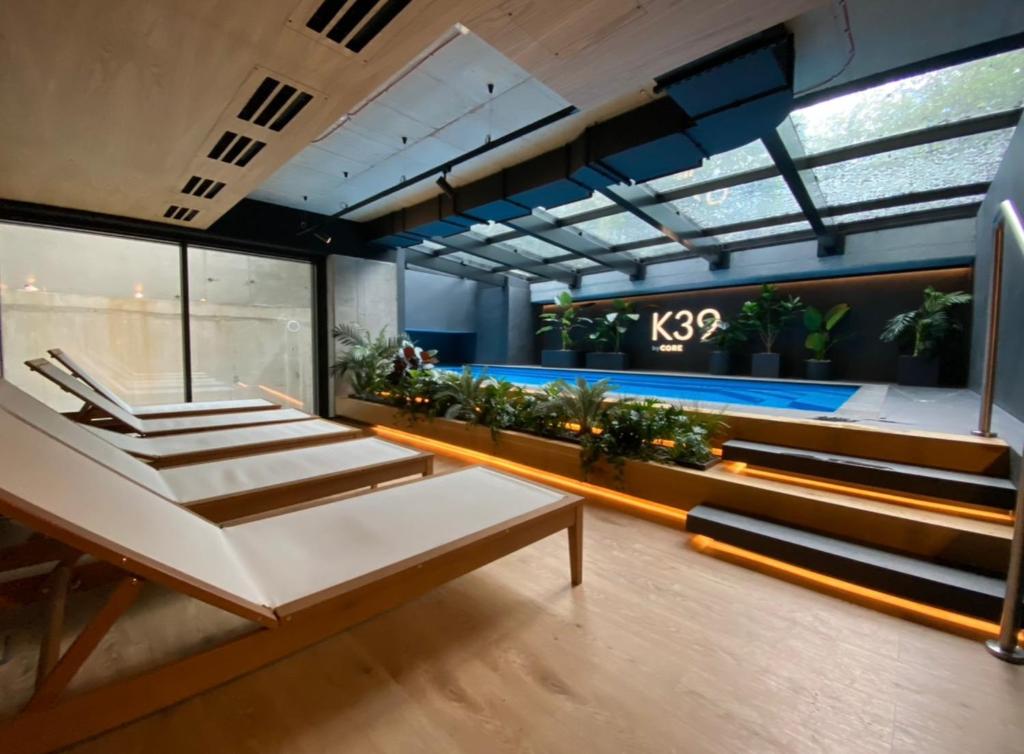 ein Raum mit Treppe und einem Swimmingpool in der Unterkunft Boulevard Vistula Apartment Swimming Pool, Sauna, Gym & Parking in Krakau