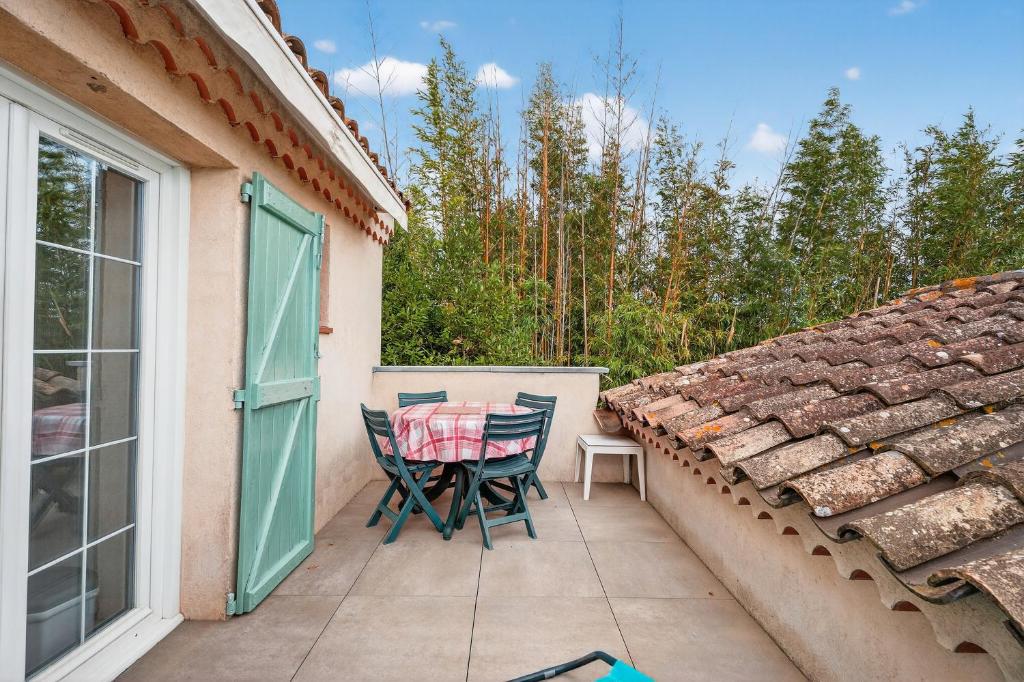 une terrasse avec une table et des chaises sur un balcon dans l'établissement Var Hyères Studio proche plage, à La Garde