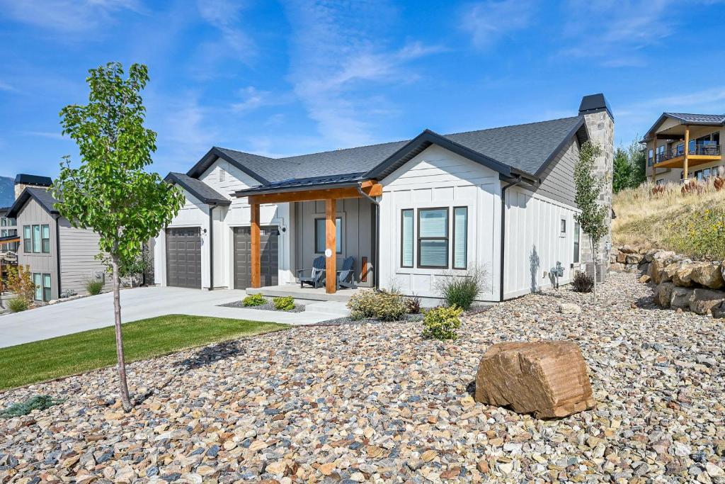 een huis met een grindoprit bij Brand NEW Entire home in Eden Utah in Eden