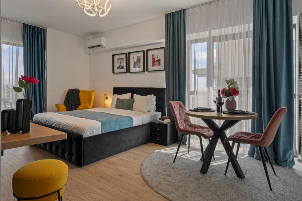 Giường trong phòng chung tại Garsoniera Turquoise Rezidential Moghioros Park