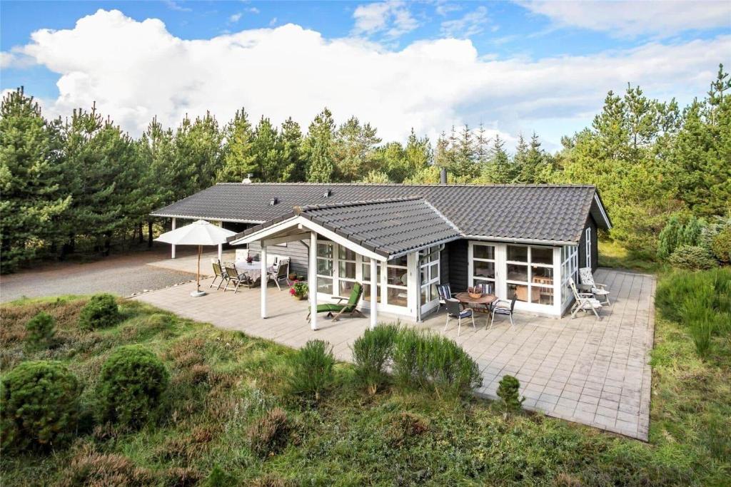 Το κτήριο όπου στεγάζεται  η παραθεριστική κατοικία