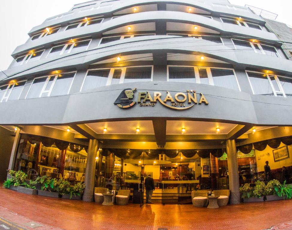 un grand bâtiment avec un panneau à l'avant dans l'établissement Faraona Grand Hotel, à Lima