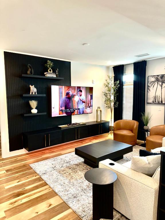 ein Wohnzimmer mit Sofa und Fernseher in der Unterkunft Free Parking, King Bed, 75 inch TV, and Luxury Stay in Atlanta