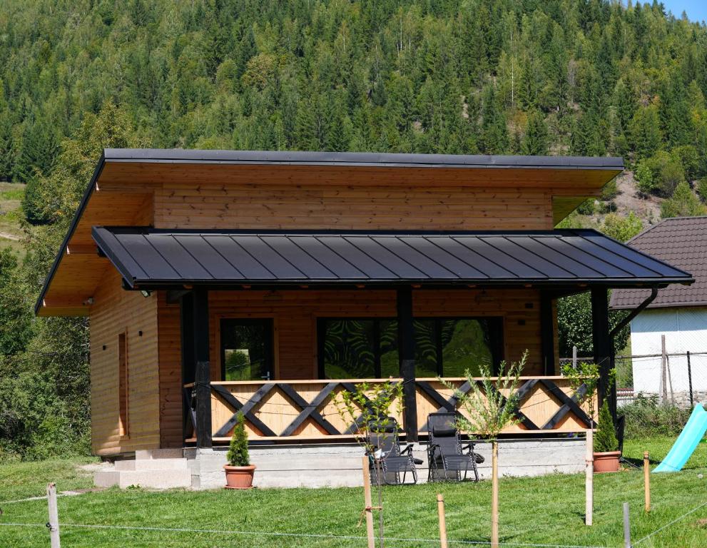 Blockhaus mit schwarzem Dach in der Unterkunft Casuta CORE in Sadová