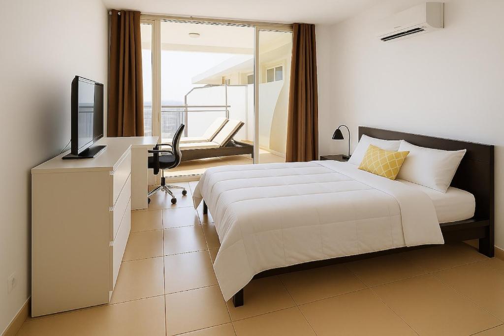 Giường trong phòng chung tại Modern Penthouse with 2 Bedroom & 2 Terraces by Seafront Walk