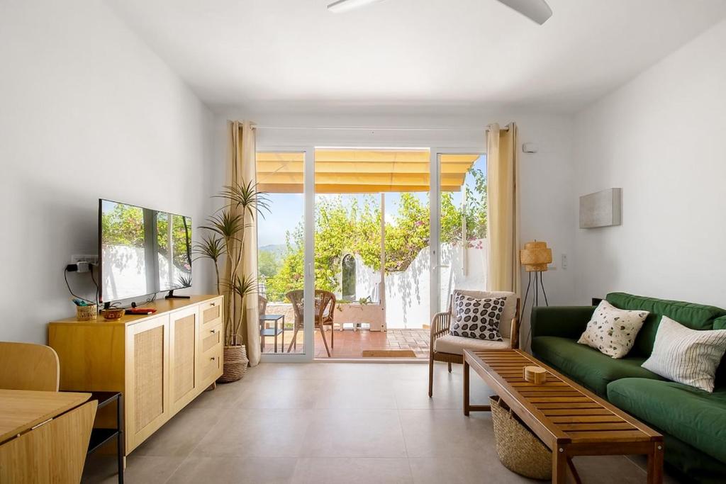 Cozy 2BR Flat with Terrace & Pool
