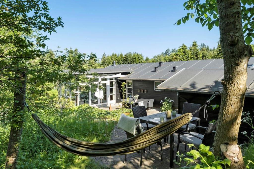una hamaca en el patio de una casa en JB231-Fjerritslev-Poppelvej-2, en Fjerritslev
