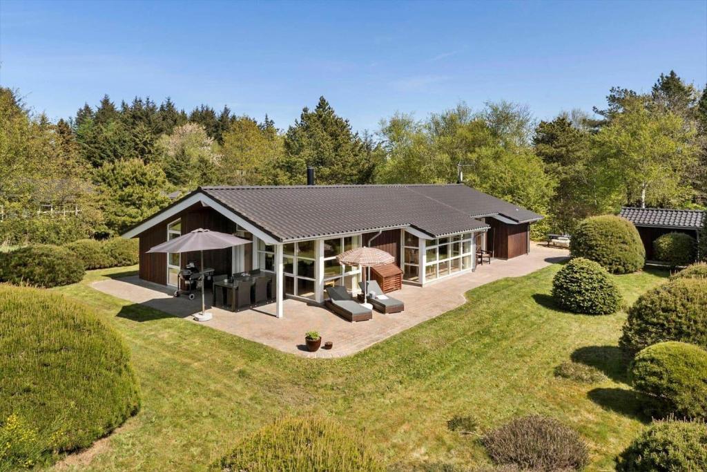 einen Blick über ein Haus in einem Garten in der Unterkunft JB251 Fjerritslev - Egevej 5 in Fjerritslev