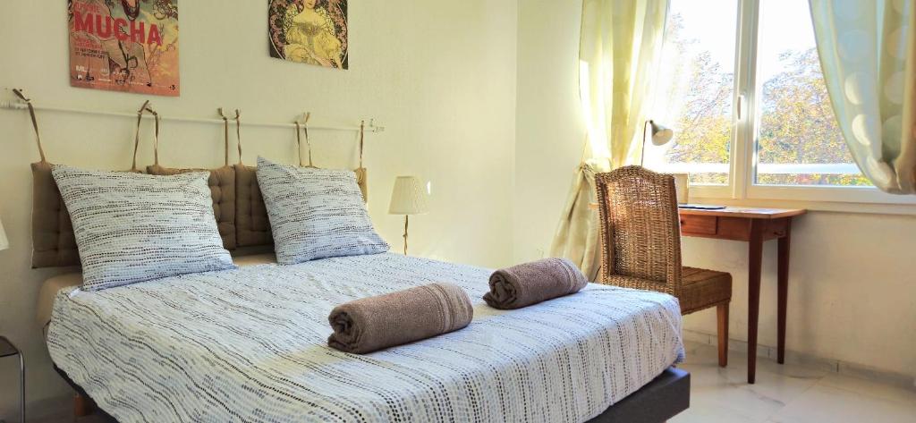 Spacious 3 room close to tram and amenities في نيس: غرفة نوم بها سرير ومكتب ونافذة