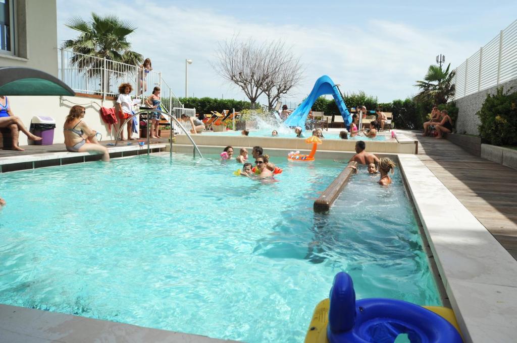 Basen w obiekcie Hotel Fedora Riccione lub w pobliżu