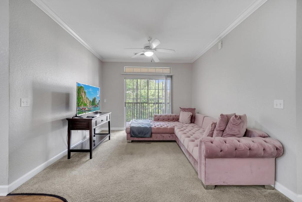 Χώρος καθιστικού στο Unique Stays at Disney - 3BD - 8 Guests