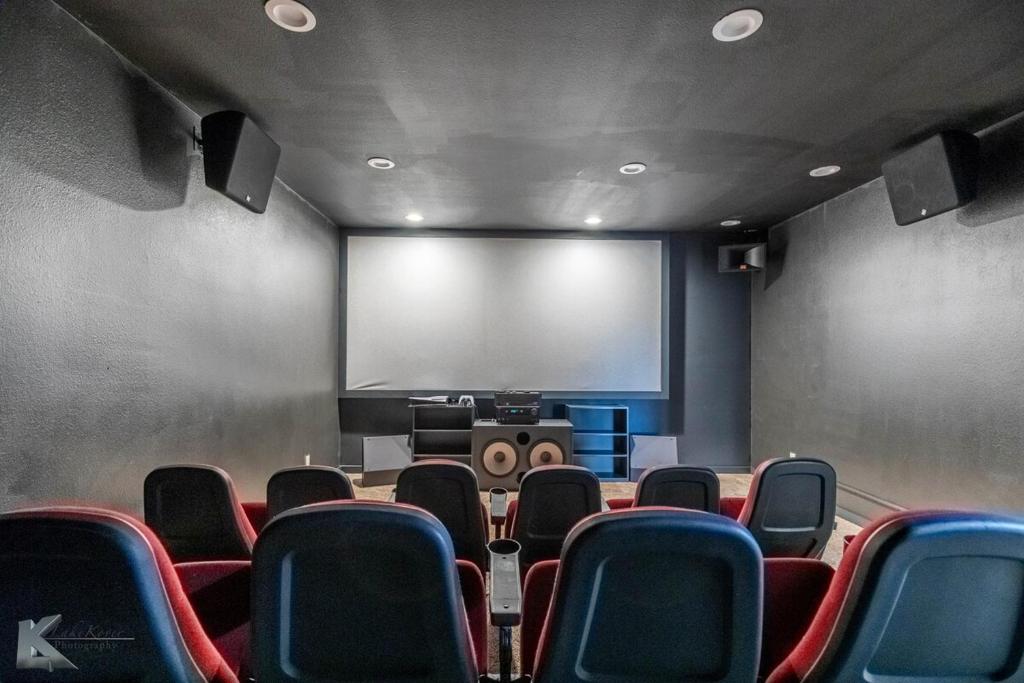 Posezení v ubytování Family Adventure Retreat!