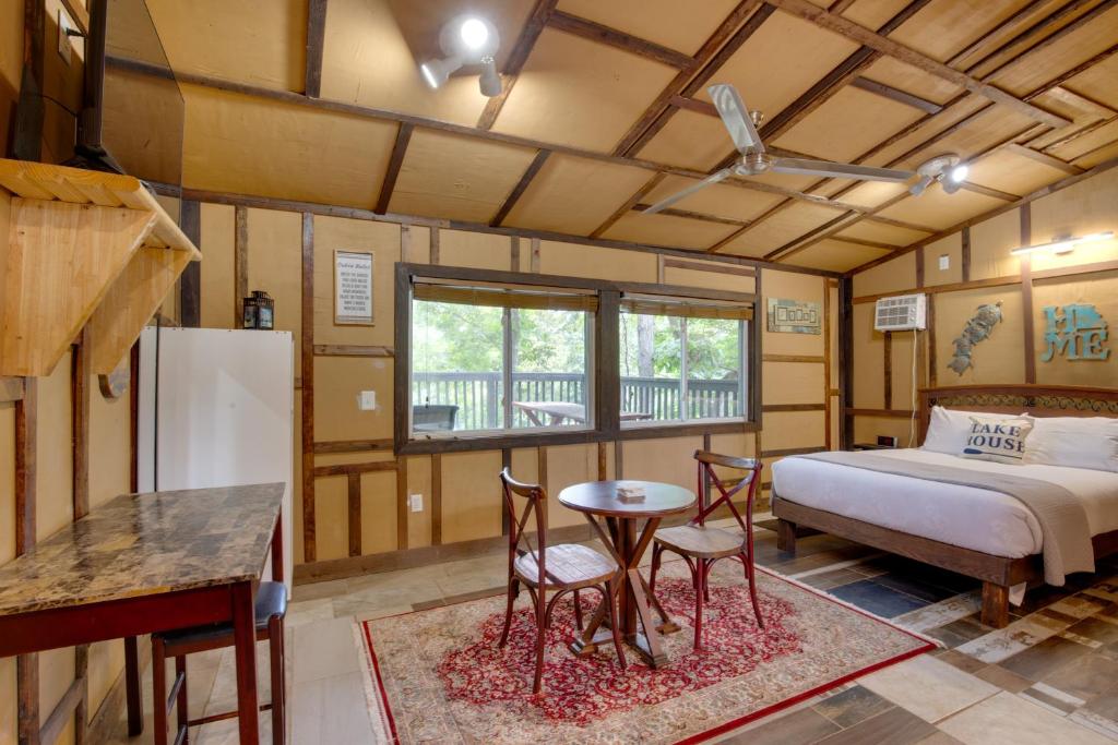 Postel nebo postele na pokoji v ubytování Aston Harbor Cabin, Walk to Lake Lafayette