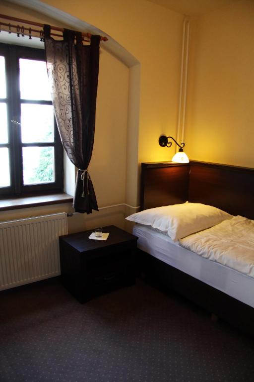 Postel nebo postele na pokoji v ubytování Hotel Koruna Prachatice