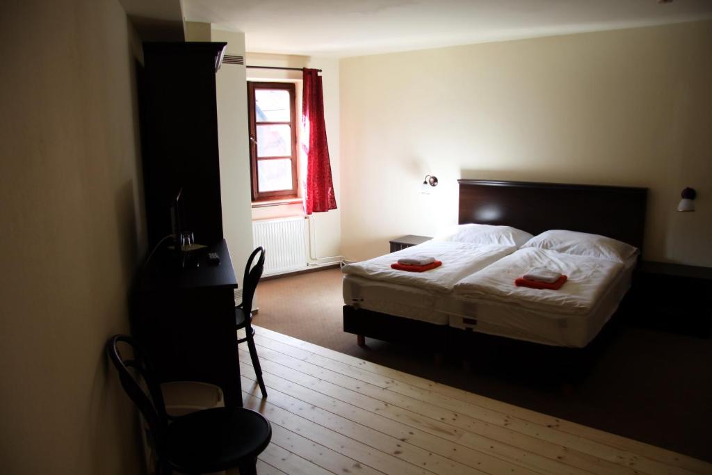 Postel nebo postele na pokoji v ubytování Hotel Koruna Prachatice