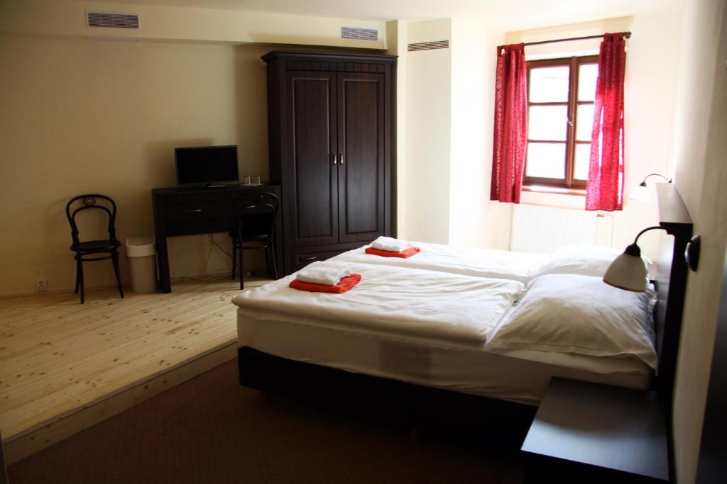 Postel nebo postele na pokoji v ubytování Hotel Koruna Prachatice