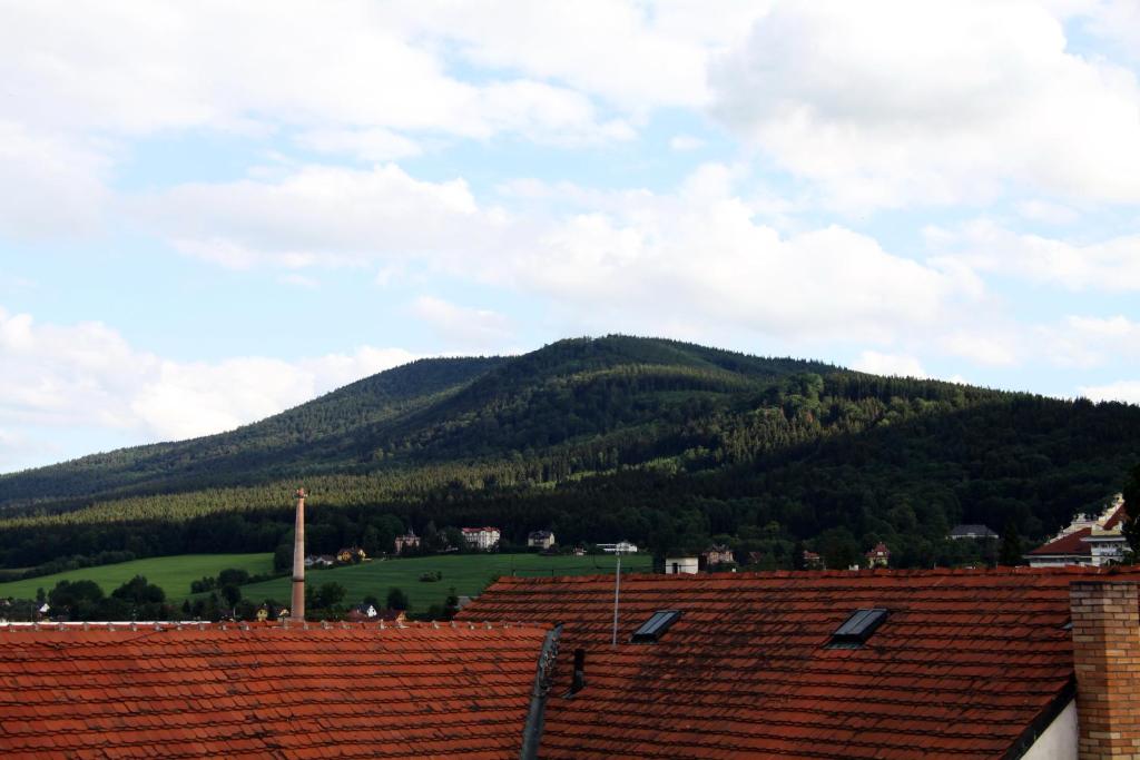 Nespecifikovaný výhled na hory nebo výhled na hory při pohledu z hotelu