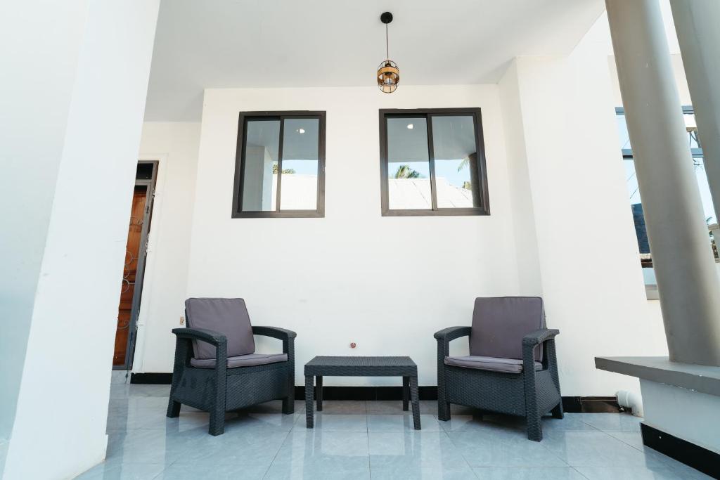 Posezení v ubytování Entire house - all rooms AC - close to beach - washingmachine