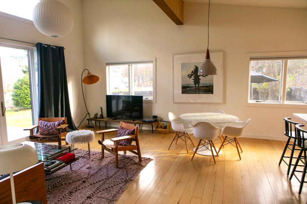 Woodstock Way Hotel - 