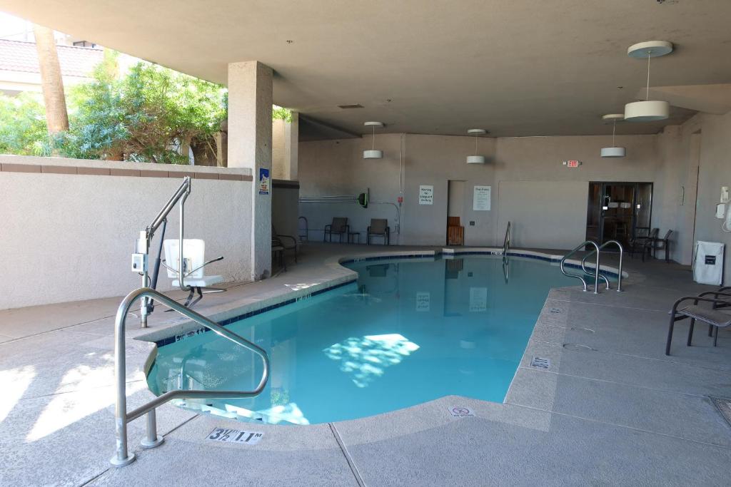ein großes Schwimmbecken in einem Gebäude in der Unterkunft GreenTree Hotel Phoenix West in Phoenix