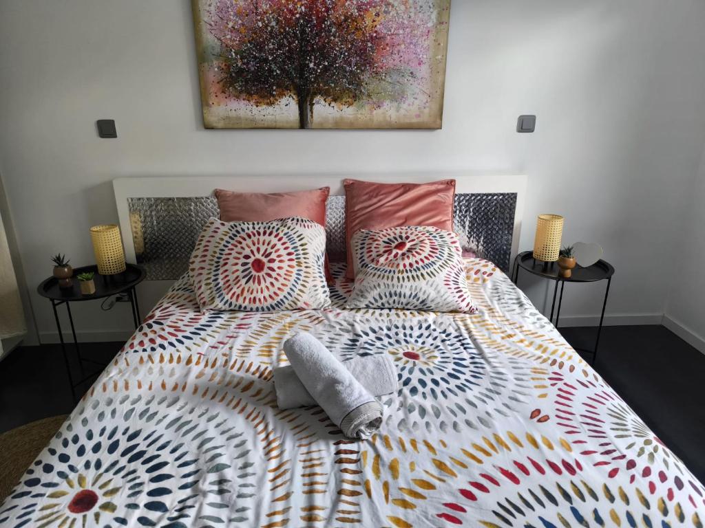 un dormitorio con una cama con dos almohadas en Le Doubs repère, en Montferrand-le-Château