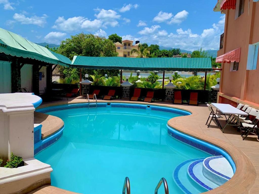 Terrasse et piscine
