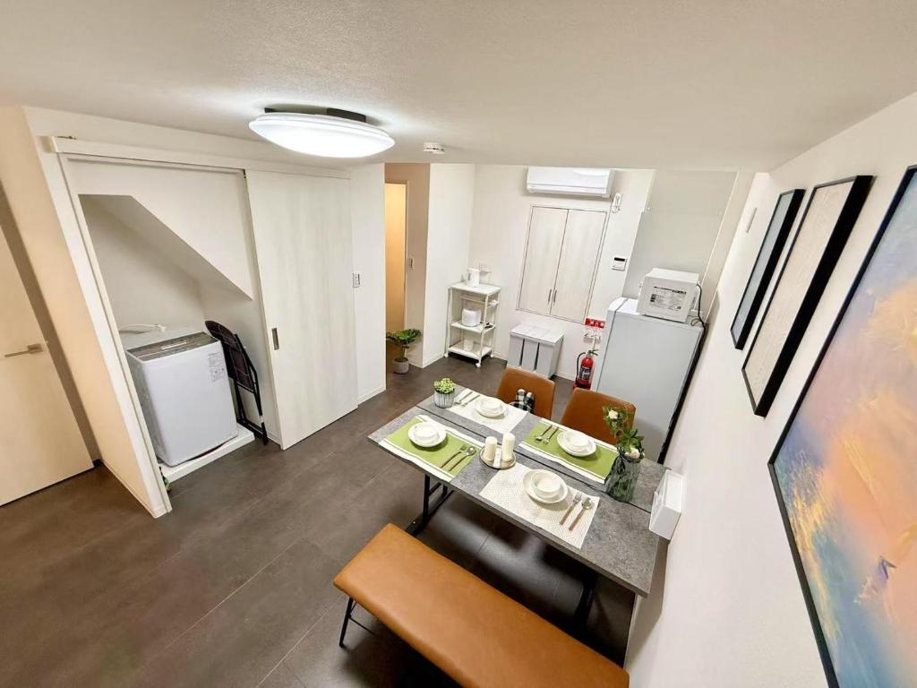 ein Zimmer mit Tisch und Stühlen und eine Küche in der Unterkunft Taito-ku - House - Vacation STAY 20130 in Tokio