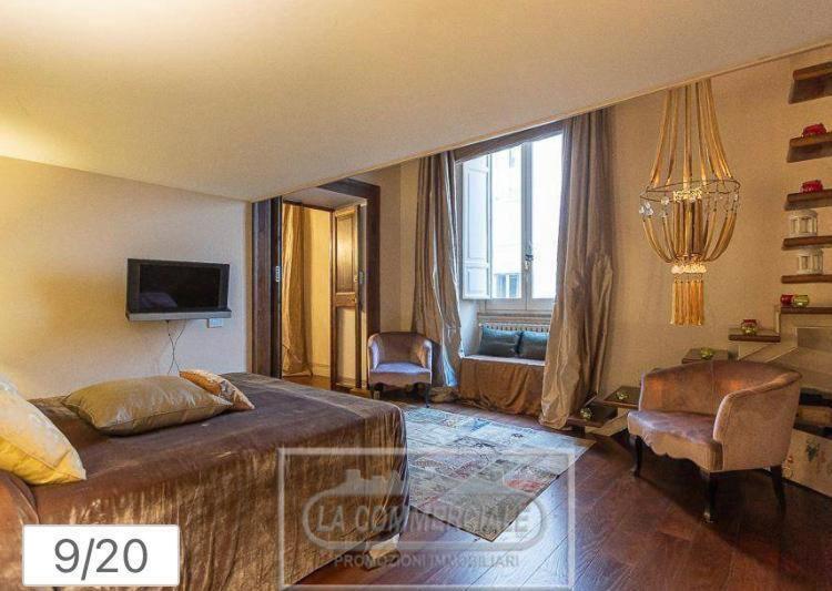 una camera da letto con un letto e un soggiorno di The View of Roma a Roma