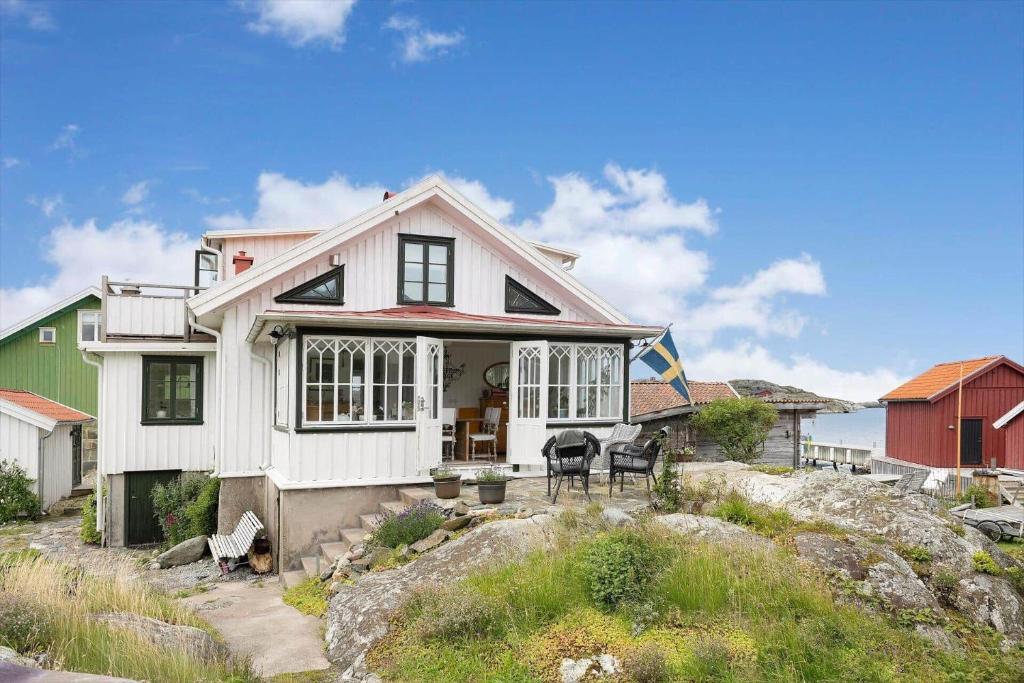 una casa blanca en la cima de una colina en BOH651-Kaeringoen-Kosen-560, en Käringön