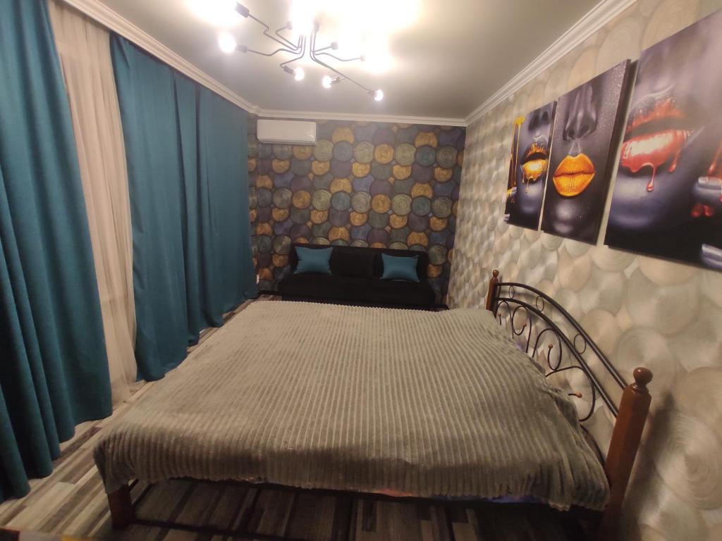 un dormitorio con una cama en una habitación en Квартира посуточно в Шахтинске, en Shakhtīnsk