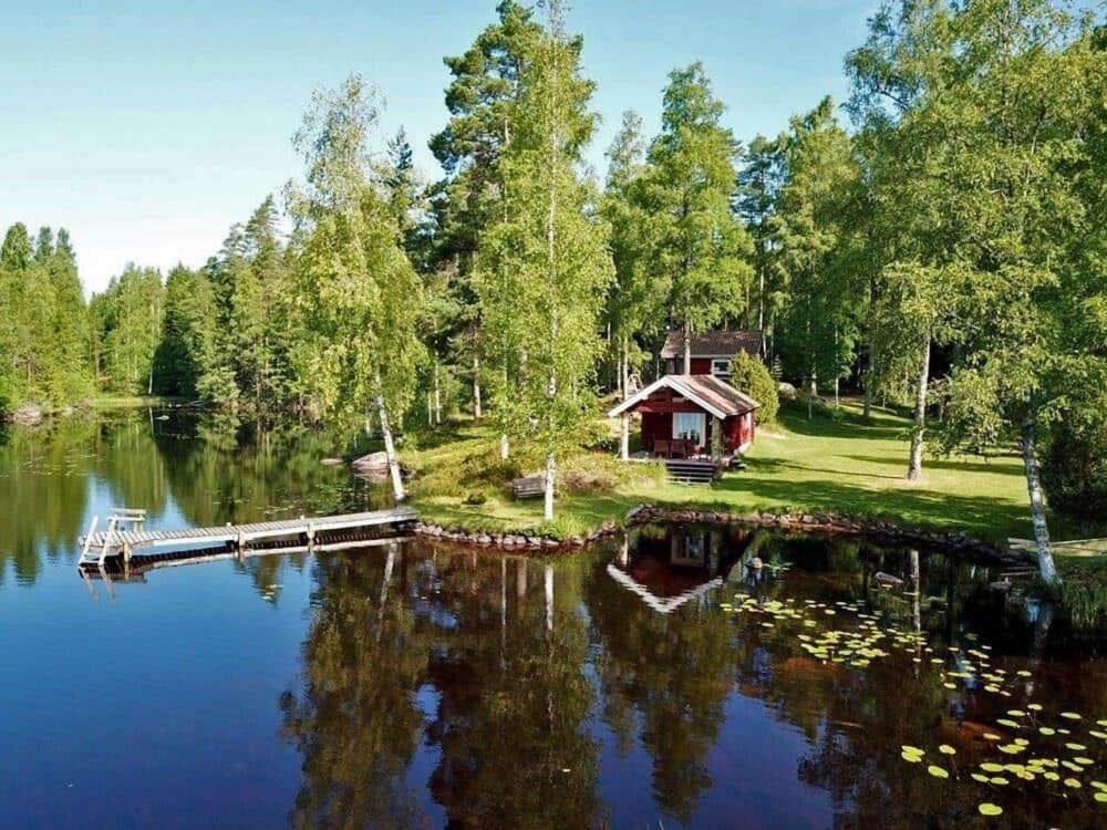 a house on the shore of a lake at ORE742-Granbergsdal-Dalsmund-Arvidsudden-780 in Lersjötorp