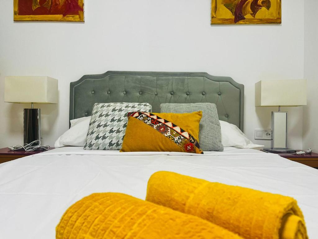 
Queen Room with Shared Bathroom
