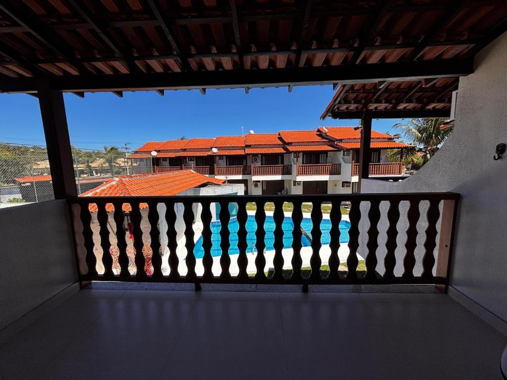 ein Balkon mit Blick auf ein Gebäude in der Unterkunft Apto Completo na Ogiva - Cabo Frio in Peró