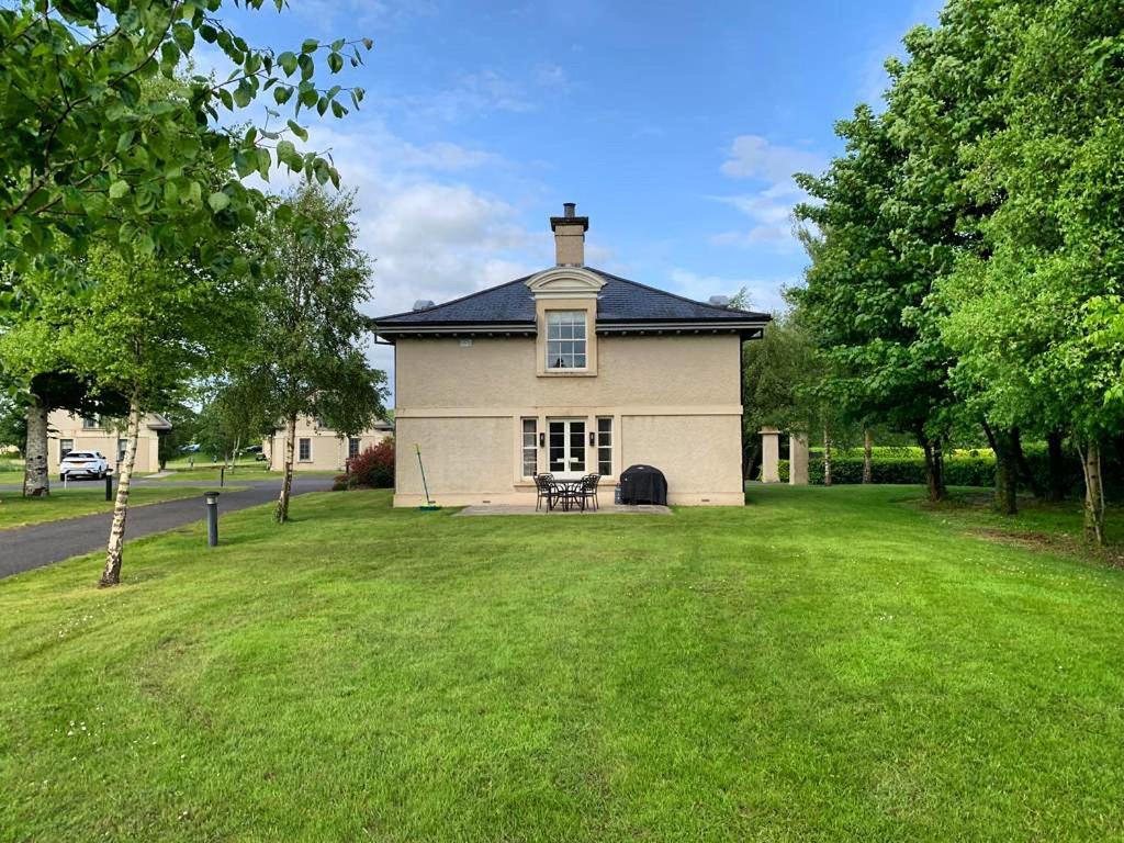 Κήπος έξω από το Gate lodge at Lough Erne Golf Village
