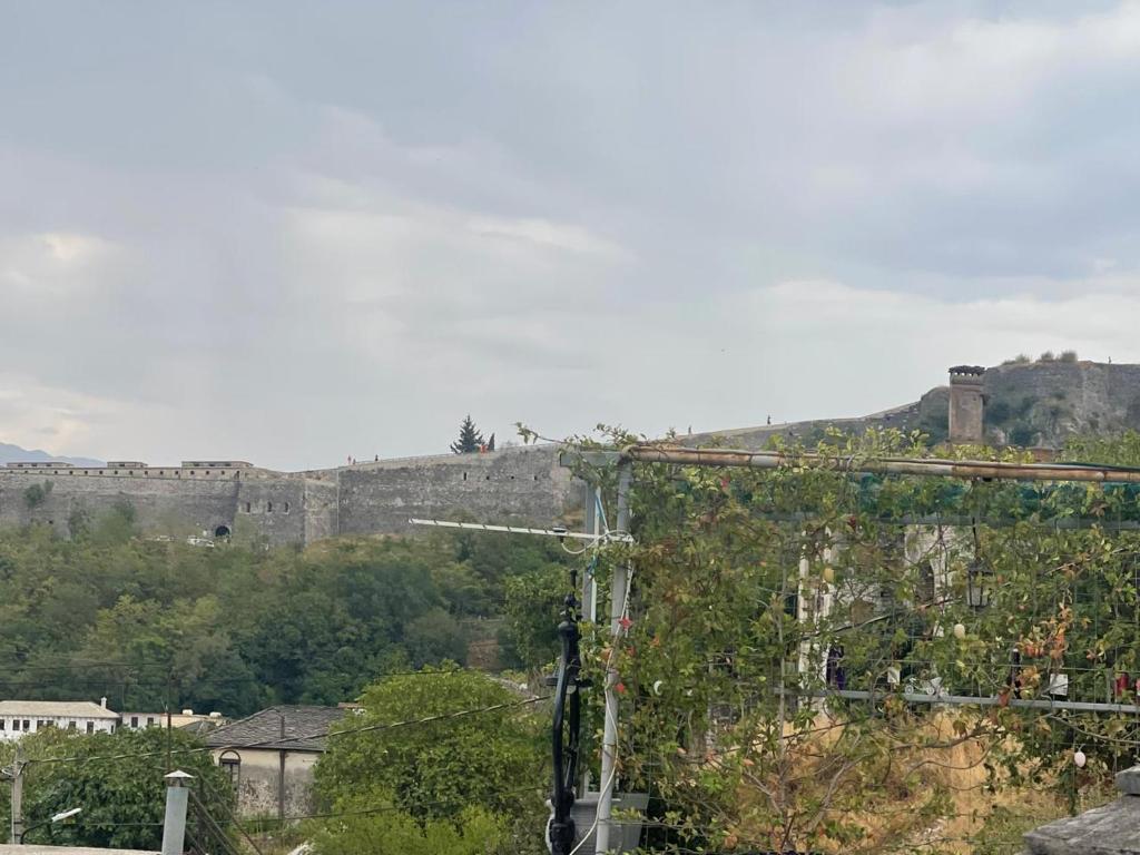 una vista de un castillo con una colina en el fondo en Nafo Rooms, en Gjirokastra