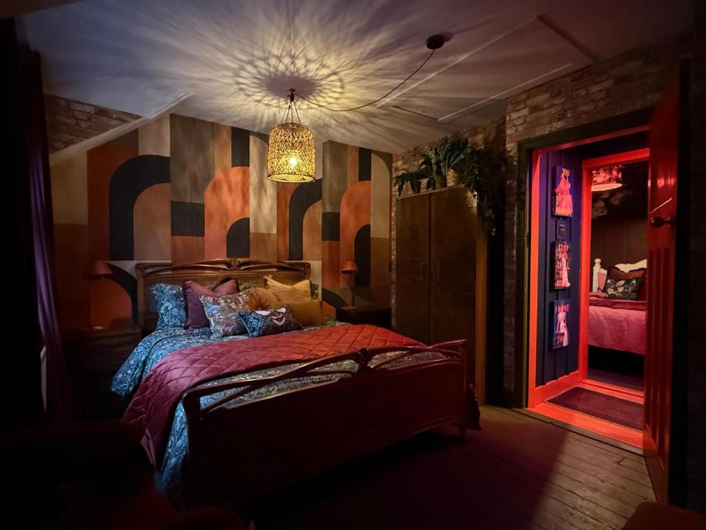 sypialnia z łóżkiem i żyrandolem w obiekcie The Funky Hideaway with Hot Tub w mieście Bangor