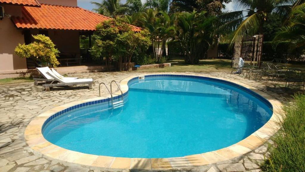 una grande piscina blu in un cortile di Casa Cabral - Pipa Natureza a Pipa